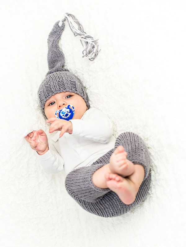 Babyfotoshooting - Aida & Ado Photography - Baby mit Schnuller und Mütze